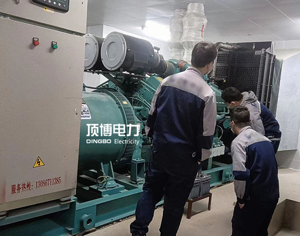 注意！當柴油發(fā)電機傳動皮帶被潤滑油、燃油或其它有害液體沾染時必須更換！